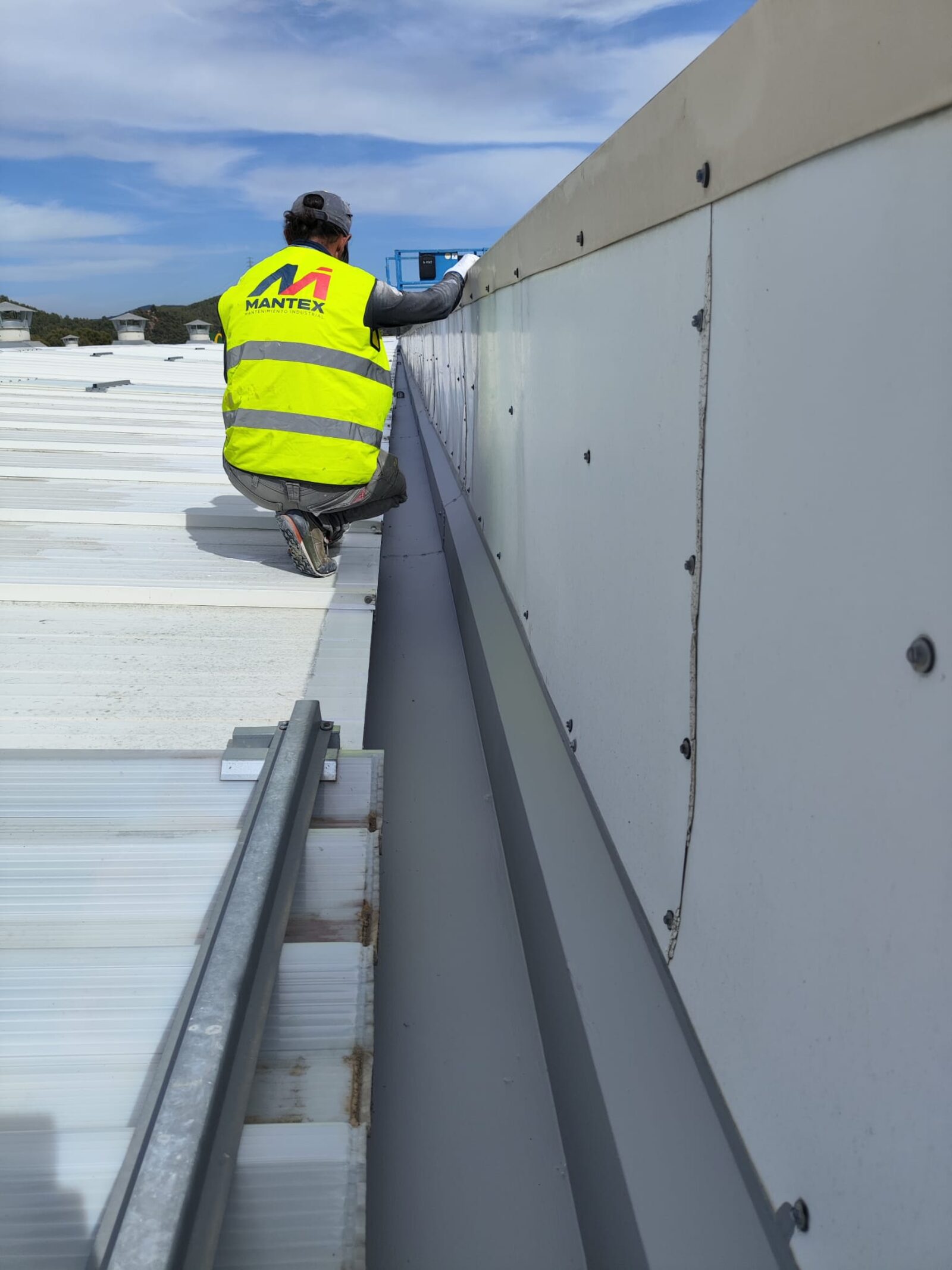 Técnico MANTEX en canalón industrial