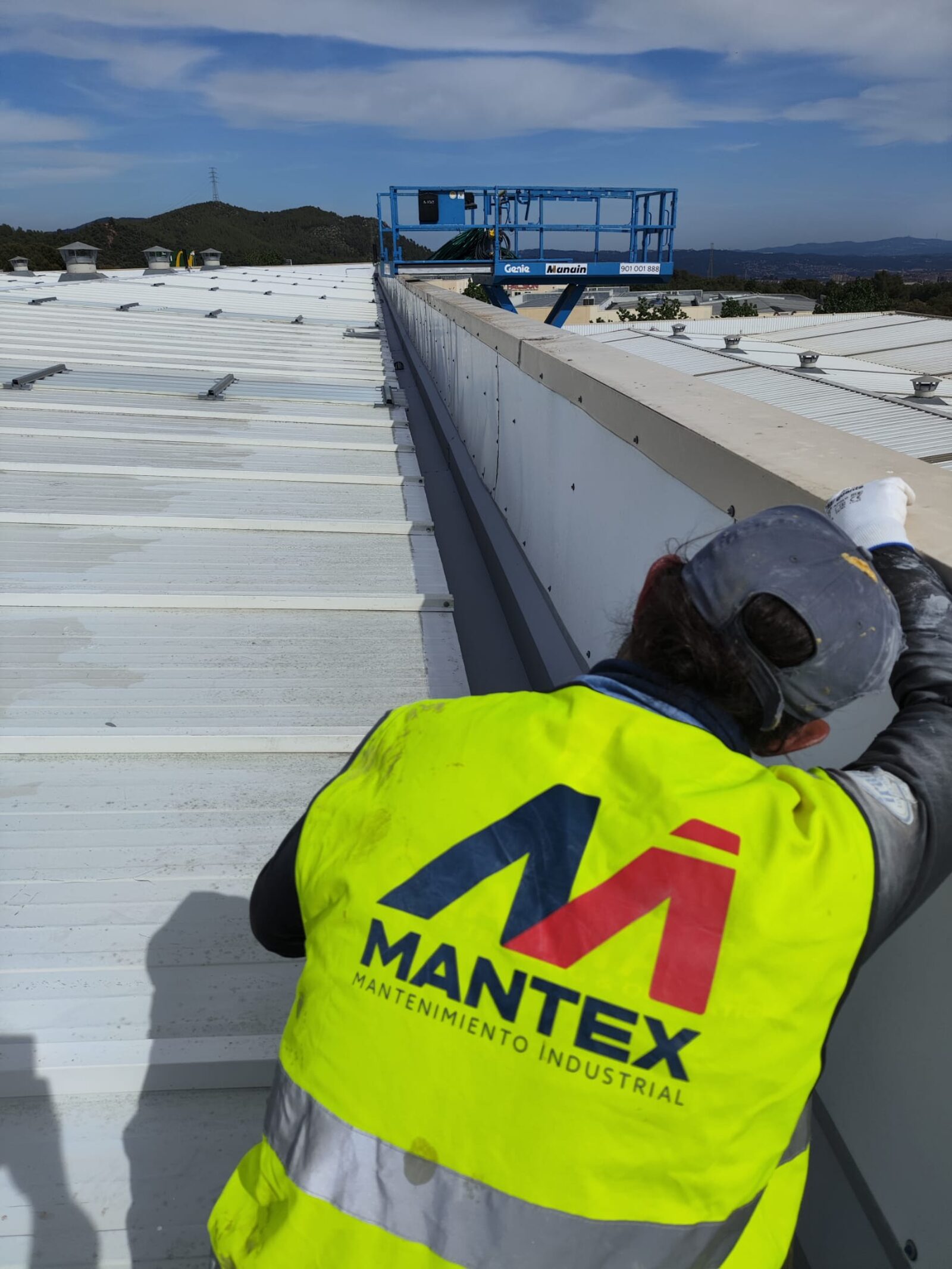 Técnico MANTEX en canalón de cubierta industrial