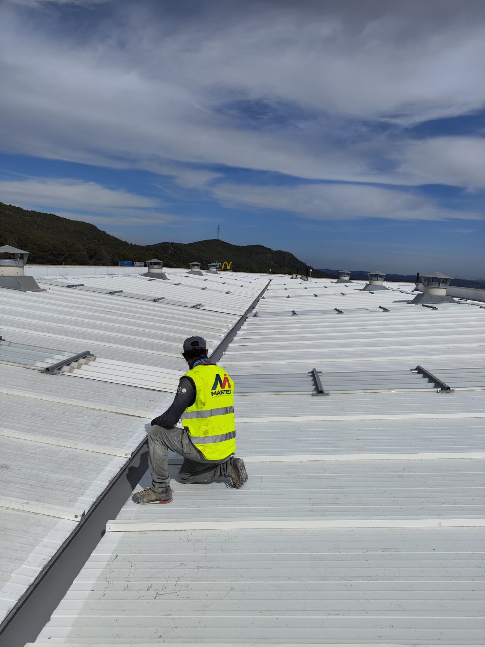 Cubierta industrial con plataforma elevadora — MANTEX