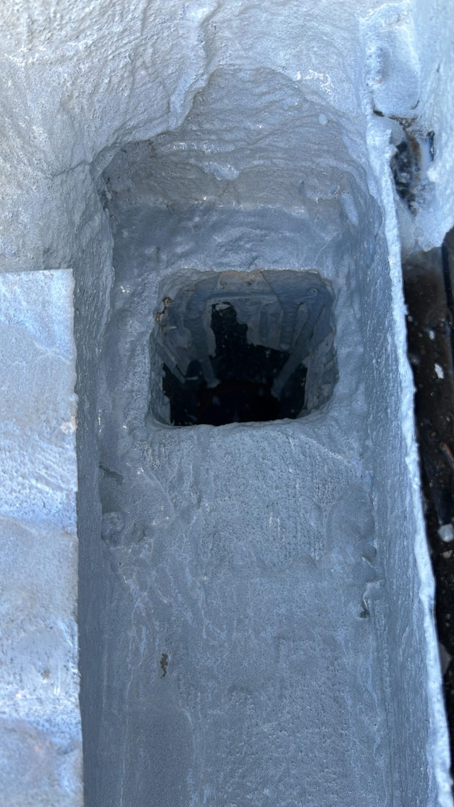 Detalle de desagüe de cubierta industrial impermeabilizado por MANTEX