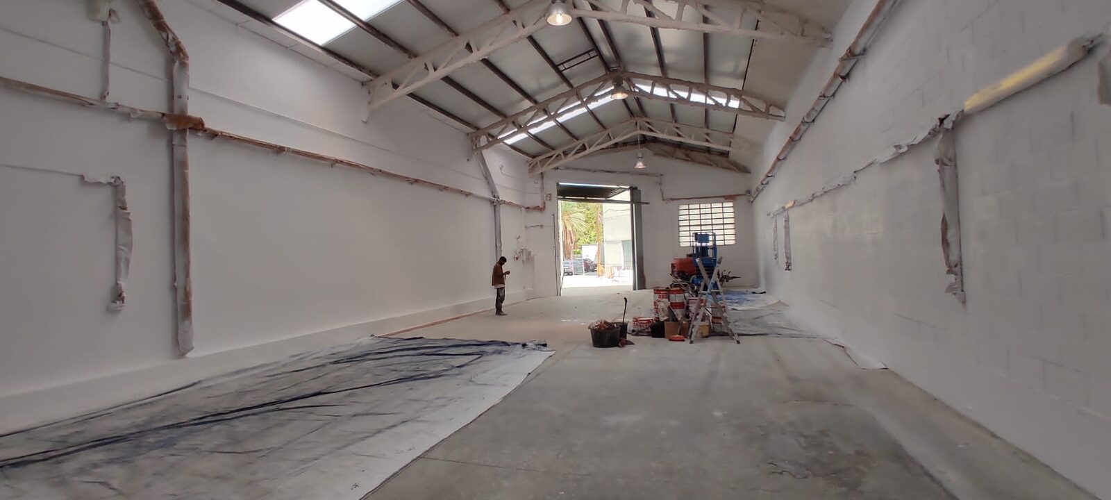 Interior de nave industrial pintada por MANTEX